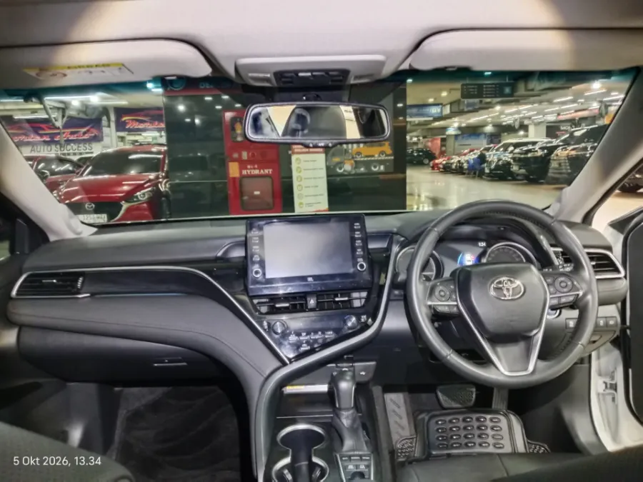 Foto Mobil Bekas Dashboard Toyota Camry 2.5 Hybrid tahun 2022